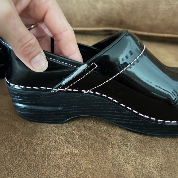Womens black with pink stitching breast cancer awareness Dansko clogs - Picture 6 of 10